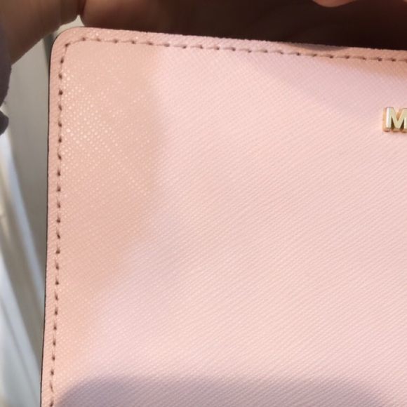 Michael kors Wallet (BABY PINK) lightly used - Picture 11 of 16